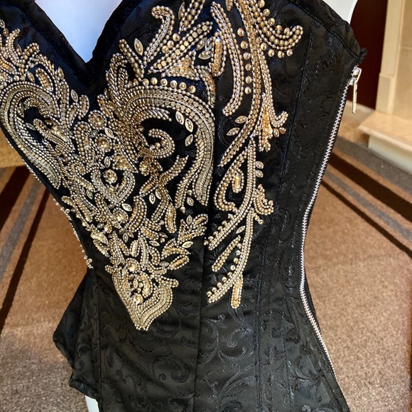 Overbust hand embroidered corset - Picture 5 of 8